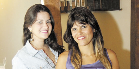 Maria Clara Junqueira e Stela Hakime em point da Rua Dr. Júlio Cardoso, no Centro